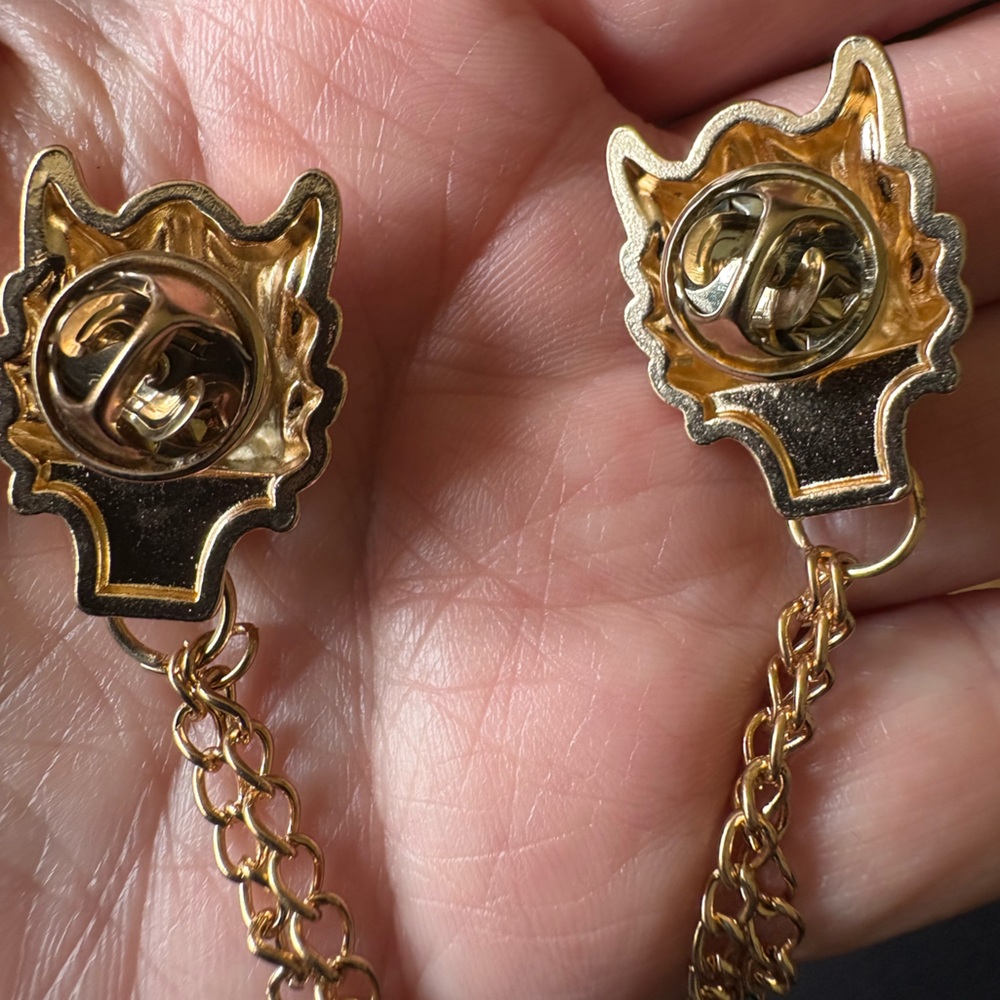 Gold Chain Wolf Collar/Cardigan Pins - Picture 5 of 5